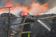 حضور 40 آتش نشان در مهار آتش سوزی دپو غیر مجاز ضایعات در کهریزک