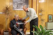 تجلیل از کارمند شهرداری کهریزک بمناسبت گرامیداشت روز جهانی معلولان