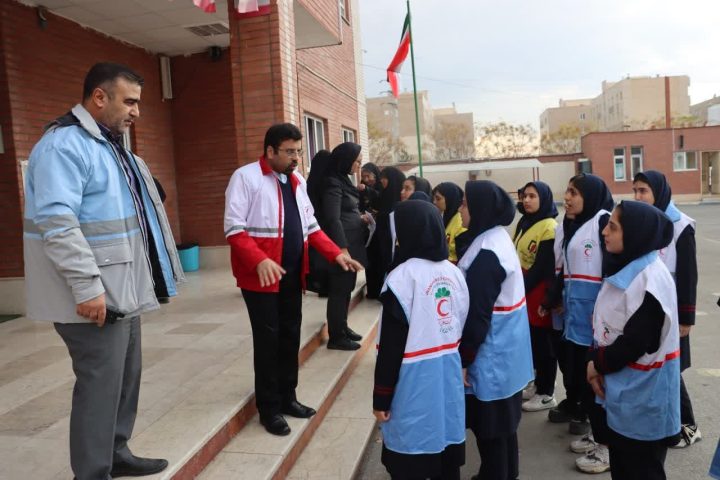 بیست و ششمین مانور سراسری زلزله و ایمنی مدارس در  شهر کهریزک برگزار شد